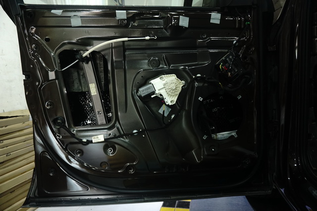 解決車內(nèi)異味，重慶渝大昌音響奧迪Q7拆儀表臺(tái)汽車全車隔音隔熱降噪改裝GT隔音