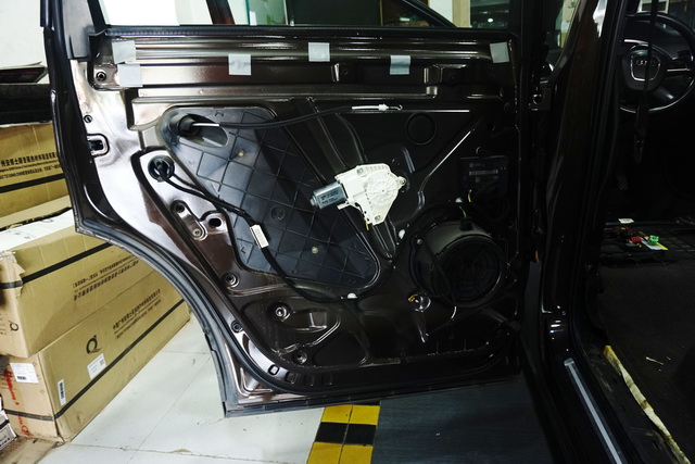 解決車內(nèi)異味，重慶渝大昌音響奧迪Q7拆儀表臺(tái)汽車全車隔音隔熱降噪改裝GT隔音