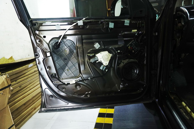 解決車內(nèi)異味，重慶渝大昌音響奧迪Q7拆儀表臺(tái)汽車全車隔音隔熱降噪改裝GT隔音