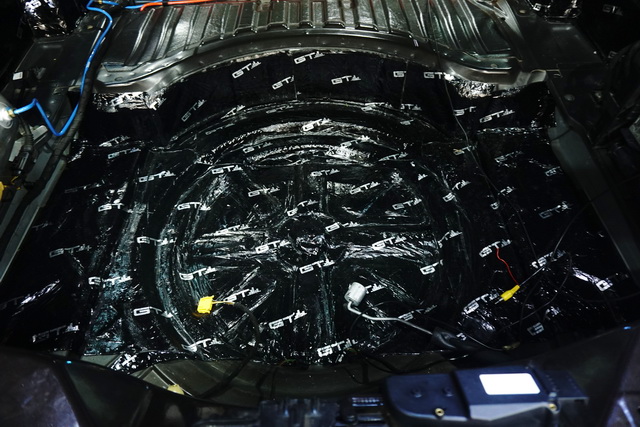 解決車內(nèi)異味，重慶渝大昌音響奧迪Q7拆儀表臺(tái)汽車全車隔音隔熱降噪改裝GT隔音