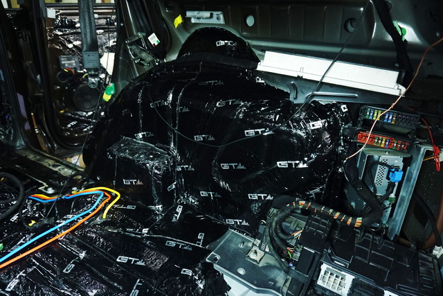解決車內(nèi)異味，重慶渝大昌音響奧迪Q7拆儀表臺(tái)汽車全車隔音隔熱降噪改裝GT隔音