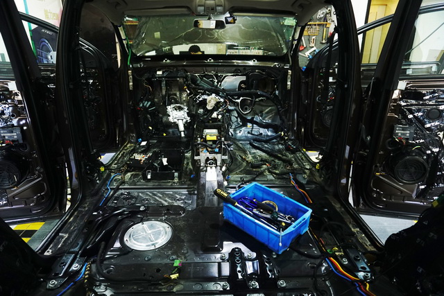 解決車內(nèi)異味，重慶渝大昌音響奧迪Q7拆儀表臺(tái)汽車全車隔音隔熱降噪改裝GT隔音