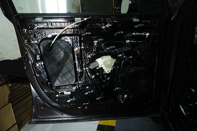 解決車內(nèi)異味，重慶渝大昌音響奧迪Q7拆儀表臺(tái)汽車全車隔音隔熱降噪改裝GT隔音