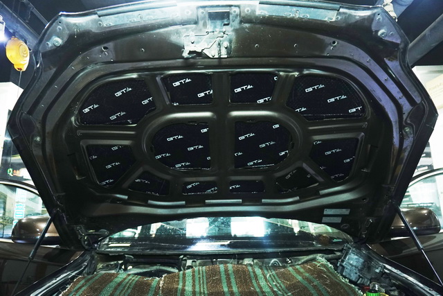 解決車內(nèi)異味，重慶渝大昌音響奧迪Q7拆儀表臺(tái)汽車全車隔音隔熱降噪改裝GT隔音