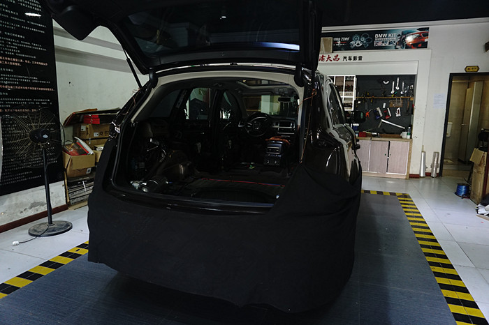 解決車內(nèi)異味，重慶渝大昌音響奧迪Q7拆儀表臺(tái)汽車全車隔音隔熱降噪改裝GT隔音