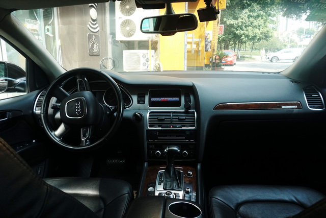 解決車內(nèi)異味，重慶渝大昌音響奧迪Q7拆儀表臺(tái)汽車全車隔音隔熱降噪改裝GT隔音