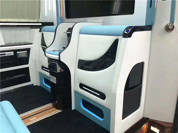 奔馳斯賓特商務(wù)車內(nèi)飾
