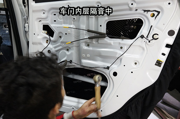 重慶渝大昌汽車音響隔音改裝案例之北汽幻速全車隔音拆儀表臺解決發(fā)動機噪音