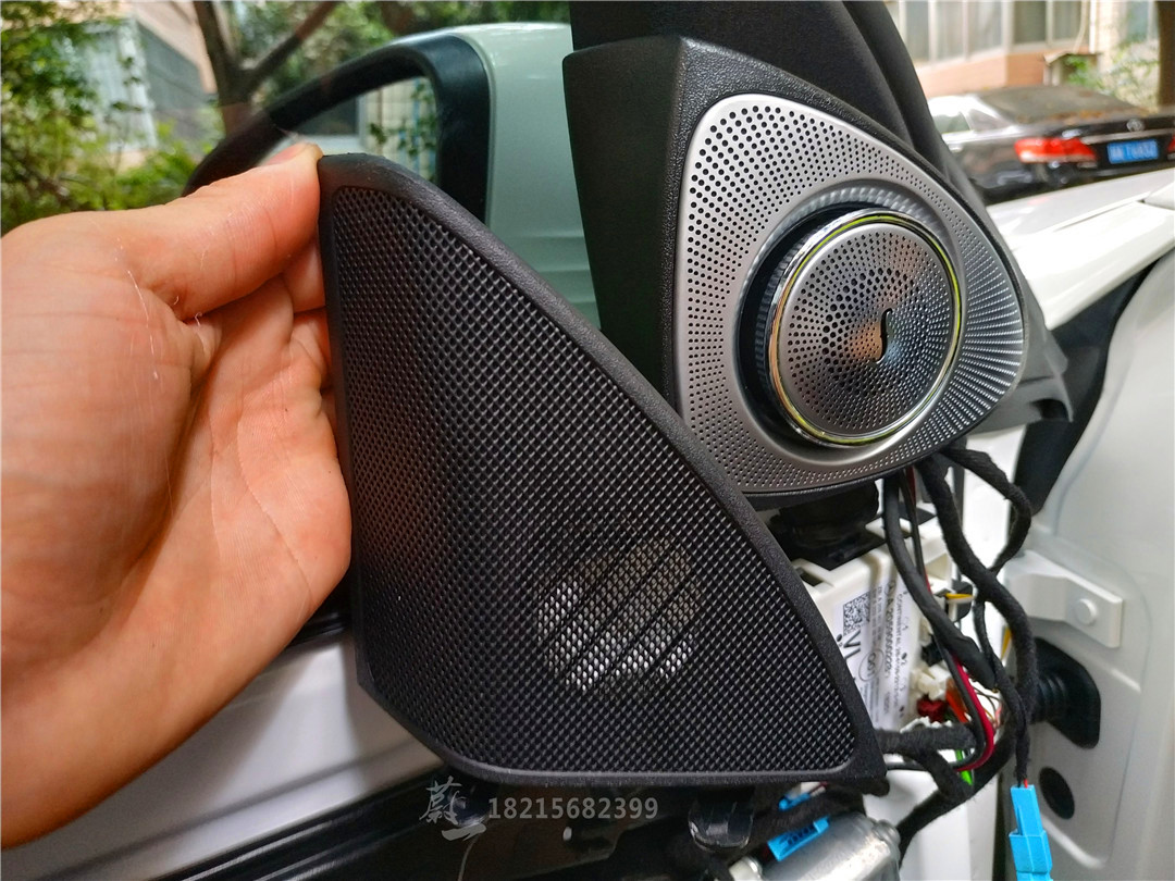 成都蔚一名車匯奔馳C級W205改裝旋轉高音三色氛圍燈