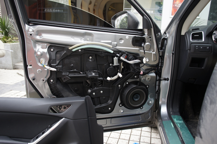 重慶汽車音響改裝之渝大昌馬自達CX-5全車隔音安博士及汽車音響改裝美國來福 低音倒模