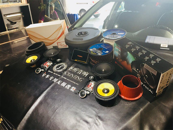 大眾邁騰改裝法國勁浪汽車音響愛威備胎低音炮