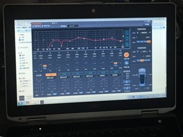 大眾邁騰改裝法國勁浪汽車音響愛威備胎低音炮