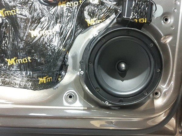 大眾邁騰改裝法國勁浪汽車音響愛威備胎低音炮