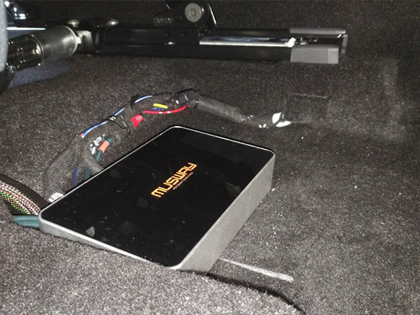 大眾邁騰改裝法國勁浪汽車音響愛威備胎低音炮