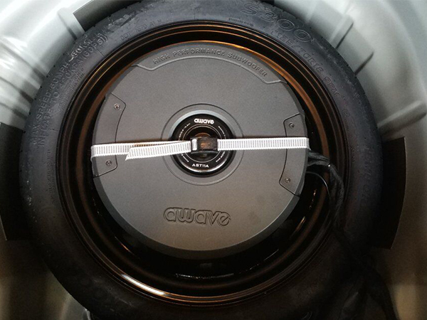 大眾邁騰改裝法國勁浪汽車音響愛威備胎低音炮