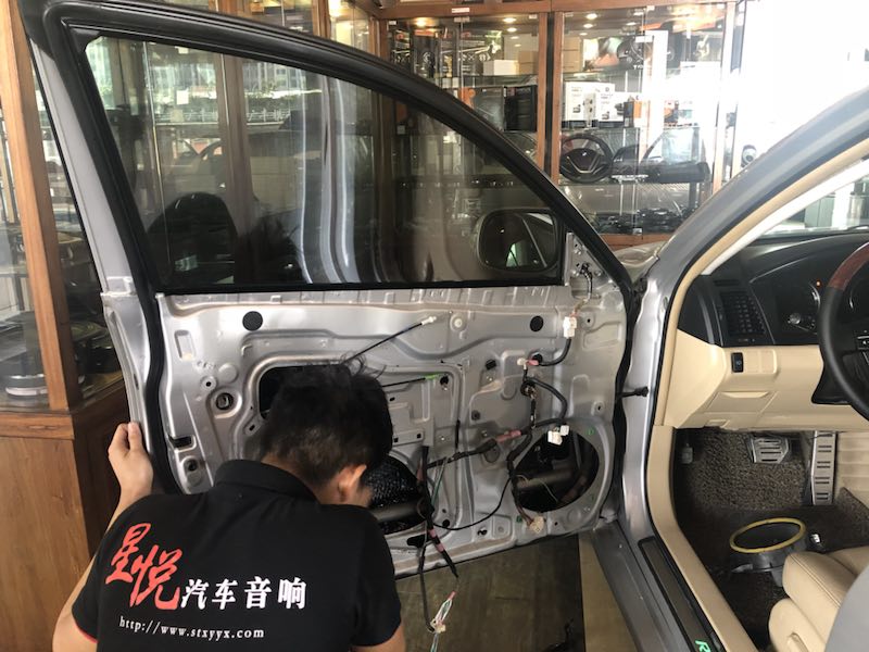 汕頭星悅汽車音響豐田銳志升級(jí)四門后尾箱山水隔音降噪改裝法國(guó)勁浪165WRC小烏托邦主動(dòng)兩分頻