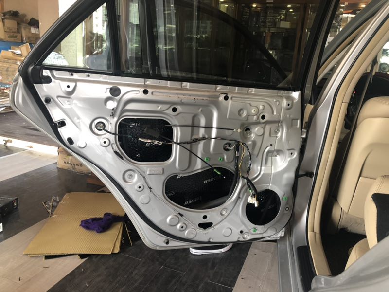 汕頭星悅汽車音響豐田銳志升級(jí)四門后尾箱山水隔音降噪改裝法國(guó)勁浪165WRC小烏托邦主動(dòng)兩分頻