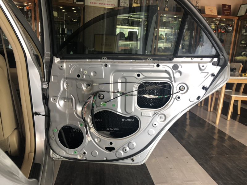 汕頭星悅汽車音響豐田銳志升級(jí)四門后尾箱山水隔音降噪改裝法國(guó)勁浪165WRC小烏托邦主動(dòng)兩分頻