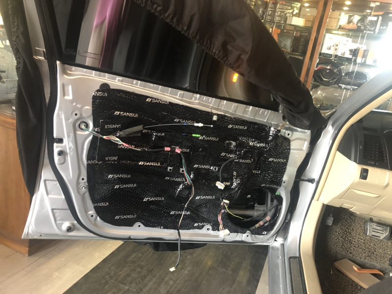 汕頭星悅汽車音響豐田銳志升級(jí)四門后尾箱山水隔音降噪改裝法國(guó)勁浪165WRC小烏托邦主動(dòng)兩分頻