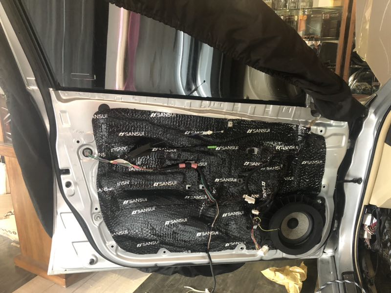 汕頭星悅汽車音響豐田銳志升級(jí)四門后尾箱山水隔音降噪改裝法國(guó)勁浪165WRC小烏托邦主動(dòng)兩分頻
