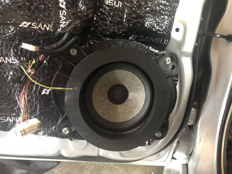 汕頭星悅汽車音響豐田銳志升級(jí)四門后尾箱山水隔音降噪改裝法國(guó)勁浪165WRC小烏托邦主動(dòng)兩分頻