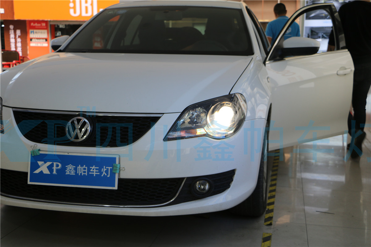 大眾寶來成都改燈燈光升級鑫帕車燈氙氣燈LED海拉356雙光透鏡