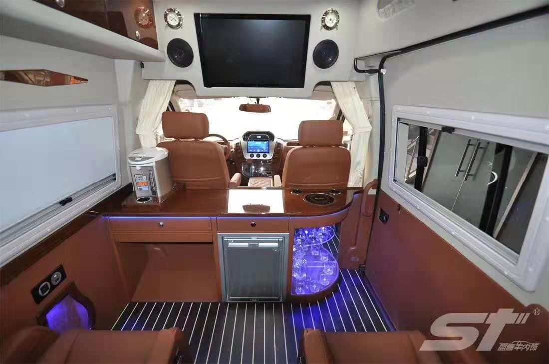 聽說好男人都喜歡這款車,大通B型加長軸房車實拍