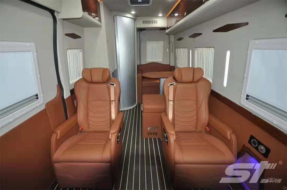 聽說好男人都喜歡這款車,大通B型加長軸房車實拍
