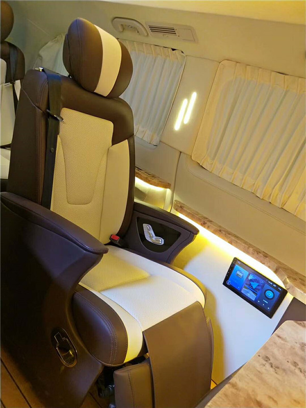 奔馳高頂商務(wù)車內(nèi)飾改裝