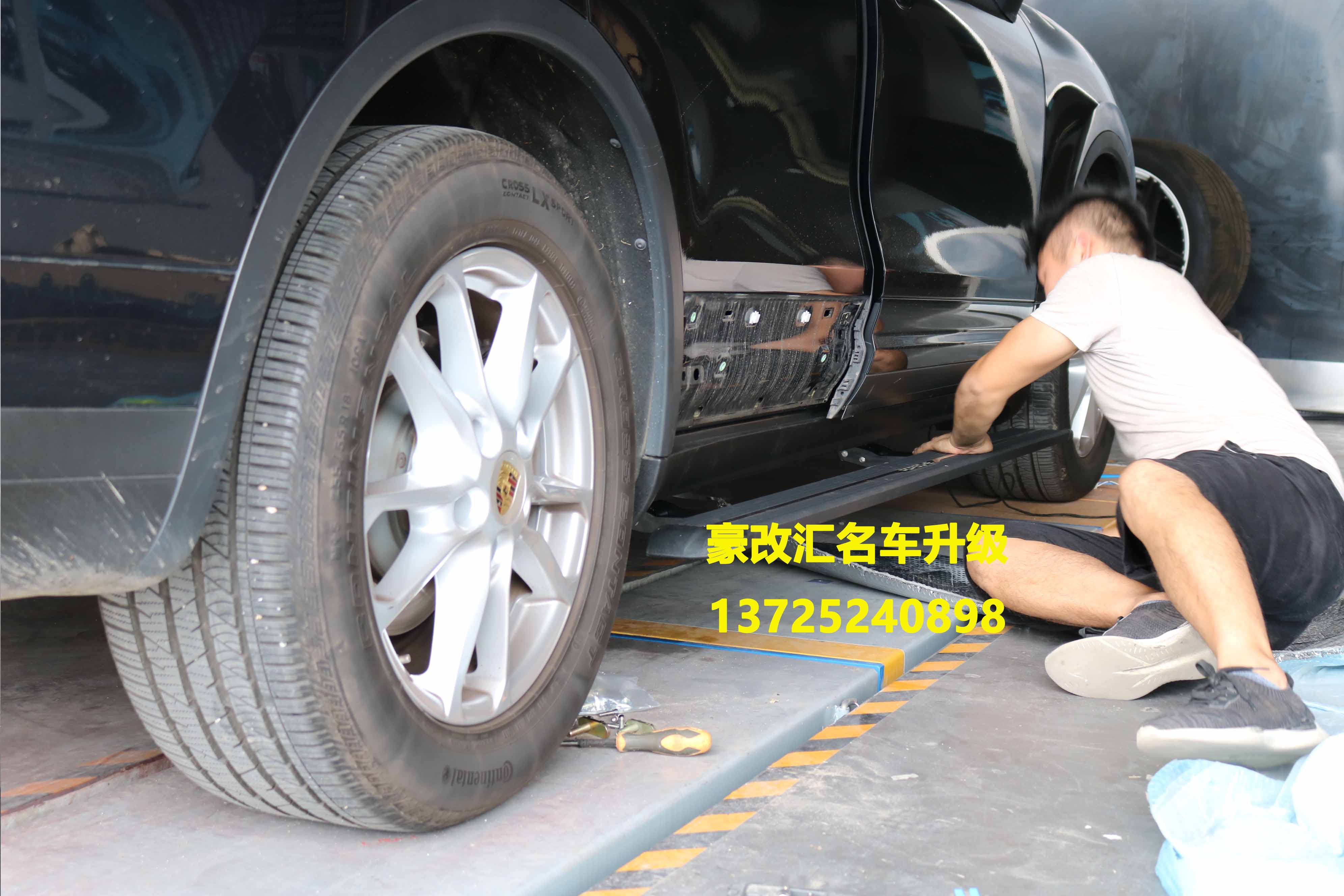 2018款卡宴帶側(cè)裙電動(dòng)踏板安裝實(shí)例分享，上下車便捷實(shí)用