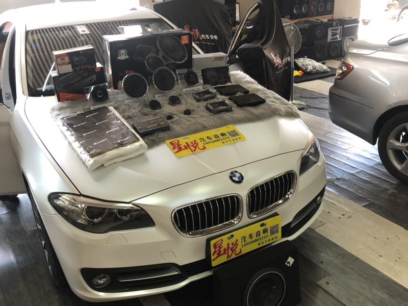 汕頭星悅汽車音響改裝寶馬5系525升級(jí)四門隔音降噪音響改裝意大利赫茲三分頻喚醒寶馬5系的浪漫細(xì)胞