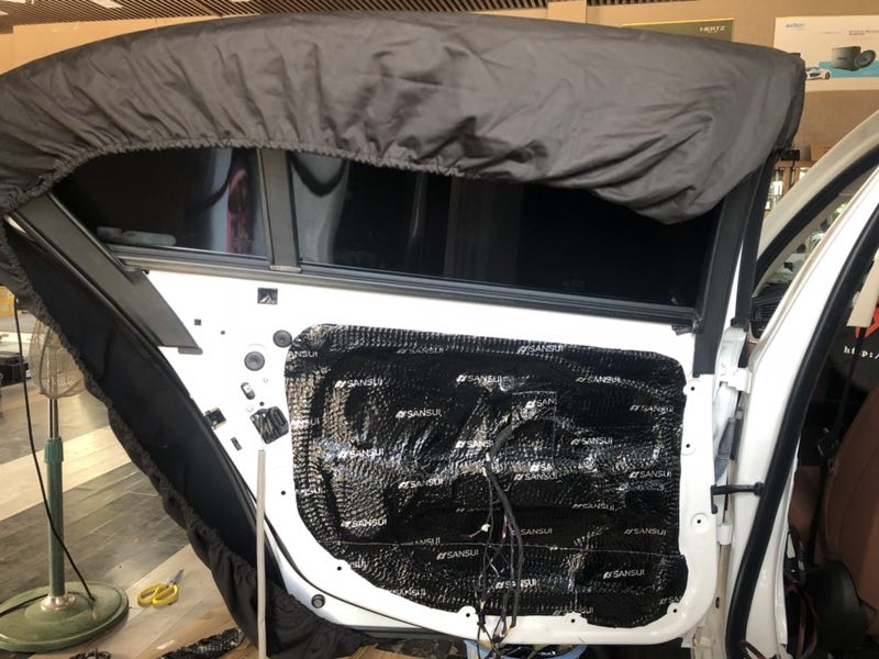 汕頭星悅汽車音響改裝寶馬5系525升級(jí)四門隔音降噪音響改裝意大利赫茲三分頻喚醒寶馬5系的浪漫細(xì)胞