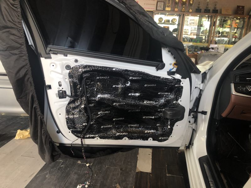 汕頭星悅汽車音響改裝寶馬5系525升級(jí)四門隔音降噪音響改裝意大利赫茲三分頻喚醒寶馬5系的浪漫細(xì)胞