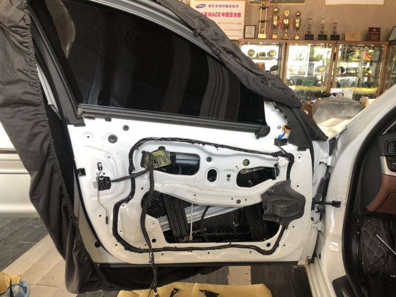 汕頭星悅汽車音響改裝寶馬5系525升級(jí)四門隔音降噪音響改裝意大利赫茲三分頻喚醒寶馬5系的浪漫細(xì)胞