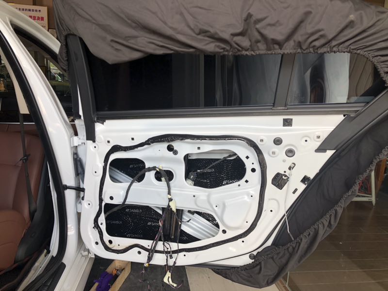 汕頭星悅汽車音響改裝寶馬5系525升級(jí)四門隔音降噪音響改裝意大利赫茲三分頻喚醒寶馬5系的浪漫細(xì)胞