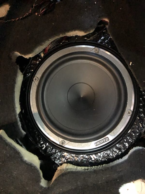 汕頭星悅汽車音響改裝寶馬5系525升級(jí)四門隔音降噪音響改裝意大利赫茲三分頻喚醒寶馬5系的浪漫細(xì)胞
