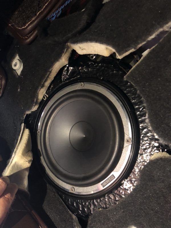 汕頭星悅汽車音響改裝寶馬5系525升級(jí)四門隔音降噪音響改裝意大利赫茲三分頻喚醒寶馬5系的浪漫細(xì)胞