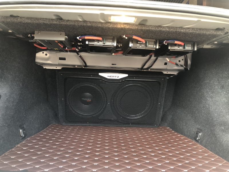 汕頭星悅汽車音響改裝寶馬5系525升級(jí)四門隔音降噪音響改裝意大利赫茲三分頻喚醒寶馬5系的浪漫細(xì)胞