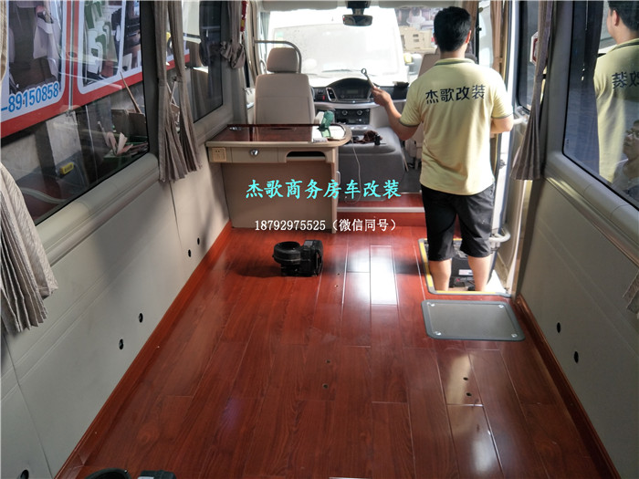 西安车载办公桌销售、中巴车改装、宇通T7木地板改装！