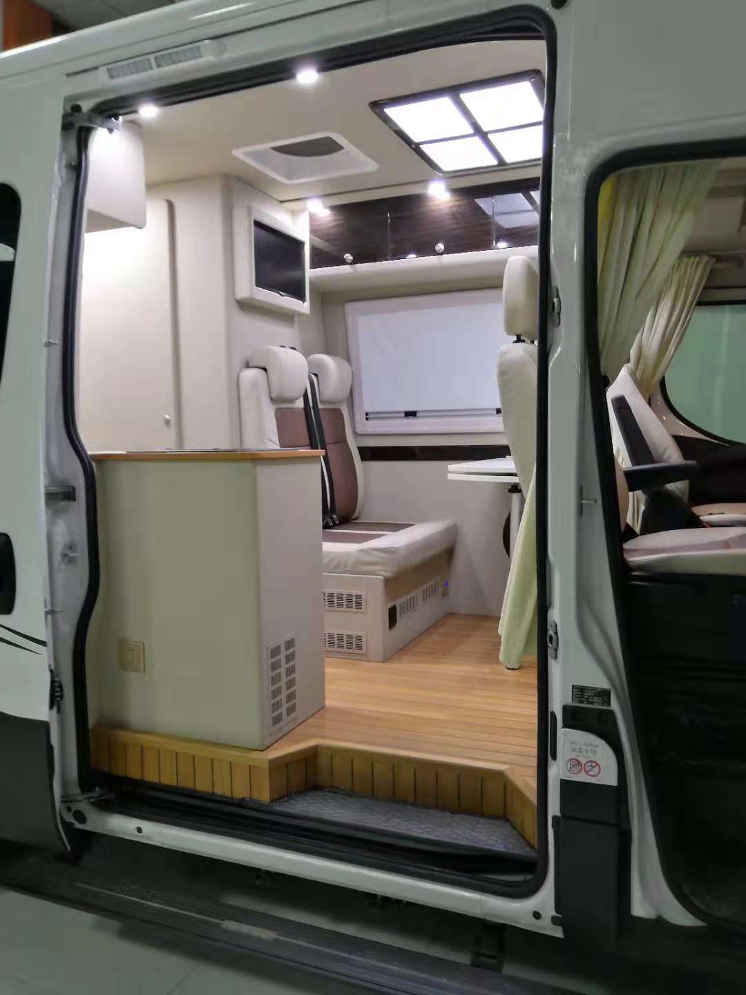 進(jìn)口依維柯NEW DAILY房車兩款布局,哪一款更適合你?