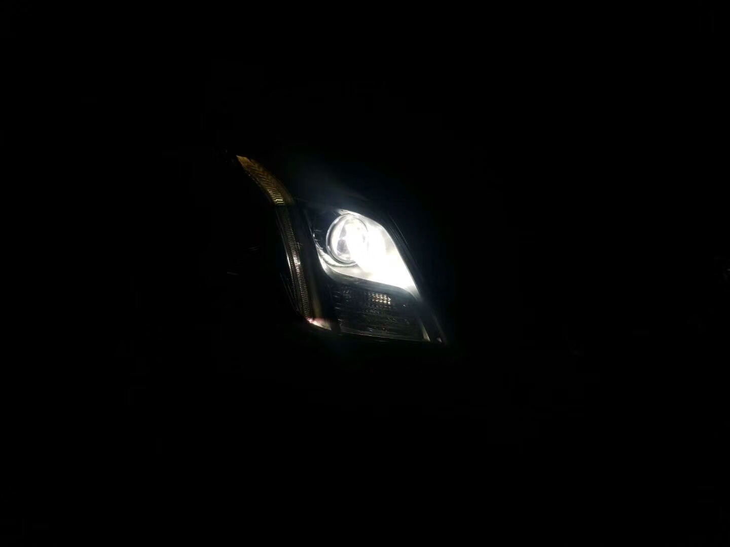 凱迪拉克改裝雙光透鏡新鄉(xiāng)探路者改燈專業(yè)汽車燈光升級