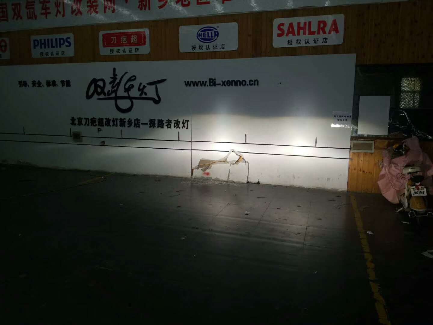 科魯茲升級(jí)雙光透鏡加裝紅色惡魔眼新鄉(xiāng)探路者改燈專業(yè)解決汽車燈光問題