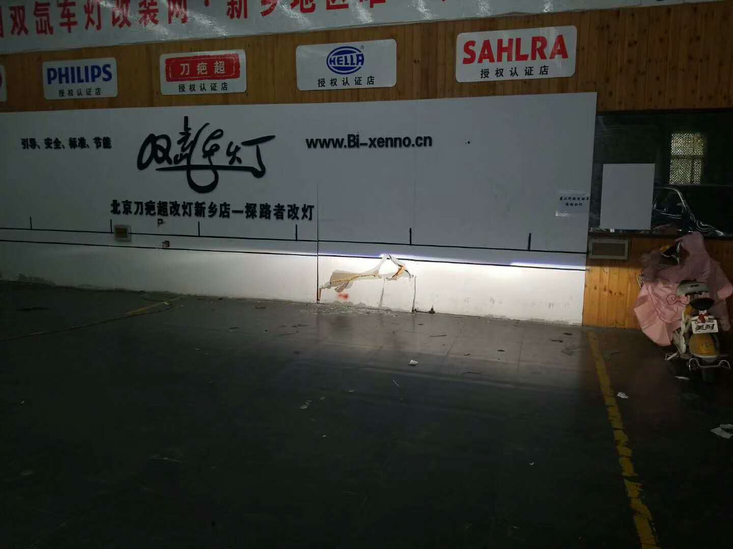 科魯茲升級(jí)雙光透鏡加裝紅色惡魔眼新鄉(xiāng)探路者改燈專業(yè)解決汽車燈光問題