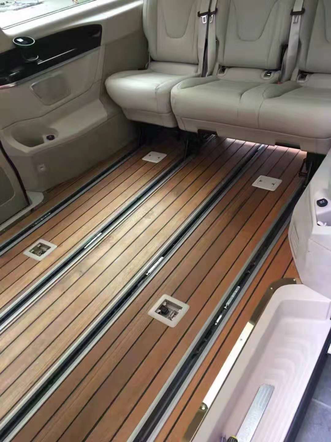 奔馳商務(wù)車改裝實(shí)木地板有異味嗎？