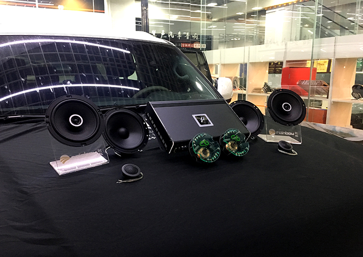 大連慧聲汽車音響改裝店，途樂汽車音響升級德國SO，改裝大能隔音作業(yè)