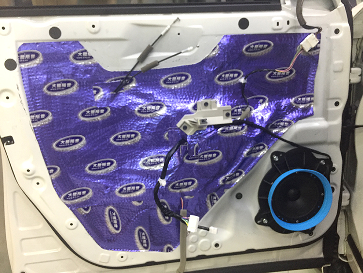 大連慧聲汽車音響改裝店，途樂汽車音響升級德國SO，改裝大能隔音作業(yè)