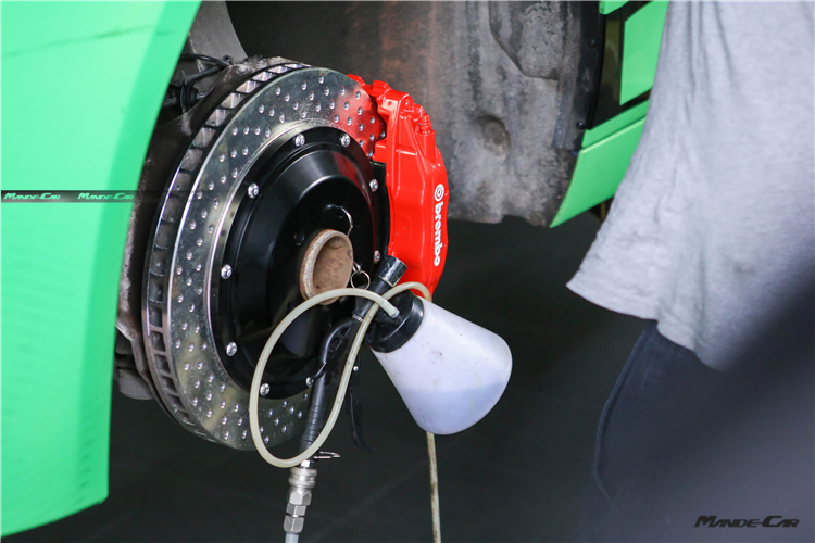 寶馬5系F18改裝Brembo前剎車卡鉗