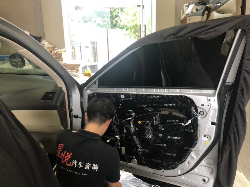 汕頭雷克塞斯ES350升級四門四輪隔音降噪音響改裝FOCAL法國勁浪套餐喇叭超薄低音炮汽車音響改裝案例