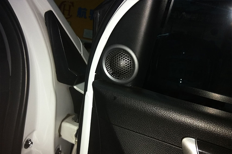專業(yè)汽車音響改裝！重慶豐田凌派汽車音響改裝 惠威HIVI