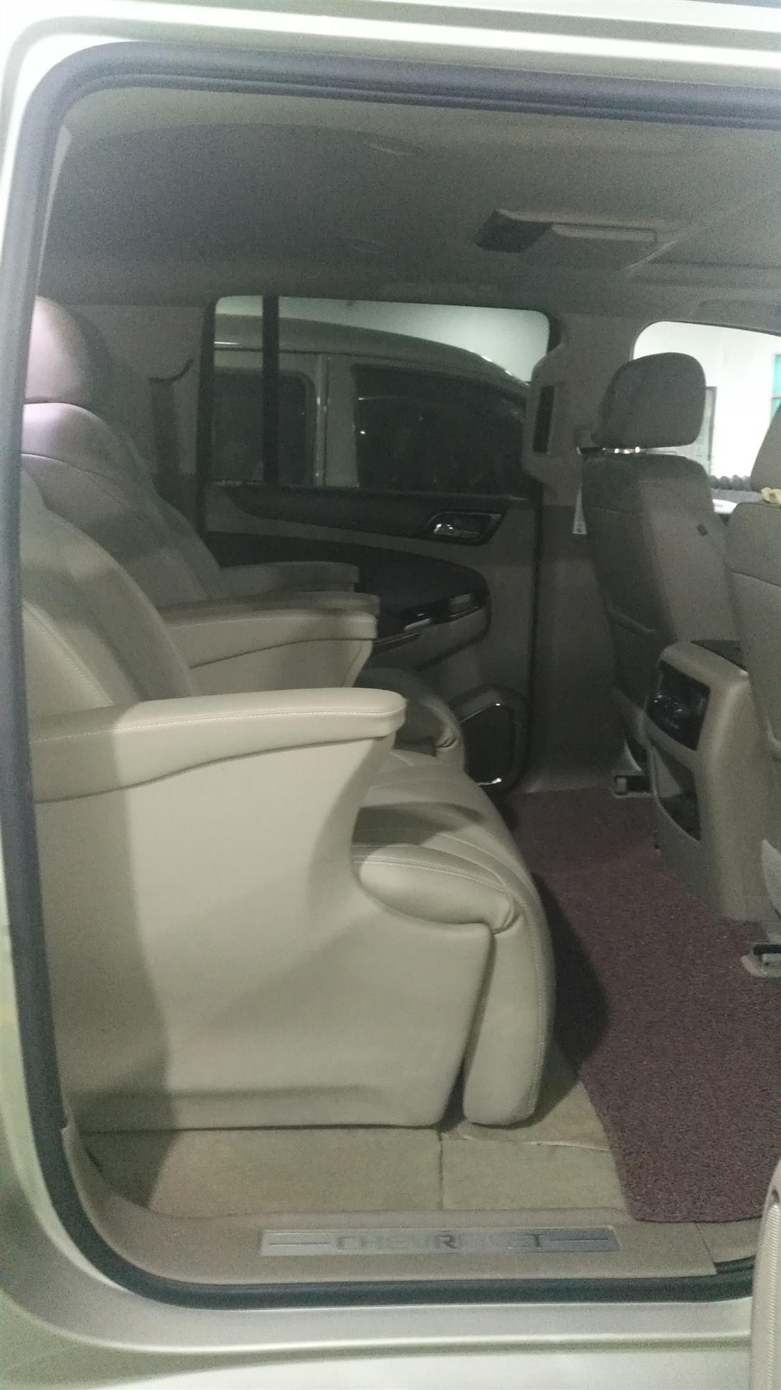 特朗普总统车队，FBI特工专用雪佛兰萨博班全尺寸SUV进厂改中排航空座椅